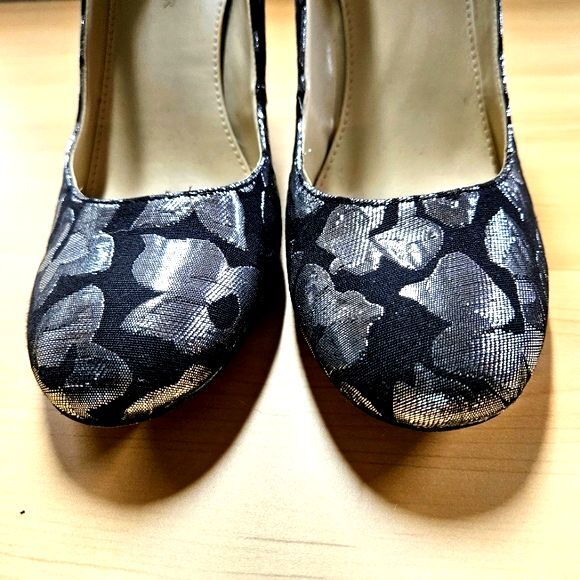 Marc Fisher Ion Silver & Black Metallic Brocade Ankle Strap Block Heel Pumps - Picture 3 of 11